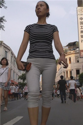 街拍美臀紧身七分裤性感美女 [351 MB]