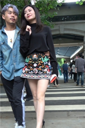 4K - 复古花裙街拍美腿肉丝袜高跟鞋极品女神美女 [1.02 GB]