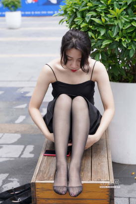 黑色吊带裙黑丝美眉 【图片➕视频】