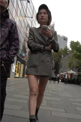 性感长腿街拍热裤苗条美眉 [1.03 GB/MP4]