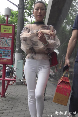 4k-街拍高挑性感苗条的紧身白裤美女 [2.18 GB]