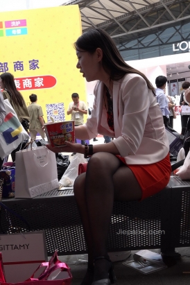 4K - 吃泡面的黑丝美女 [1.85 GB/MP4]