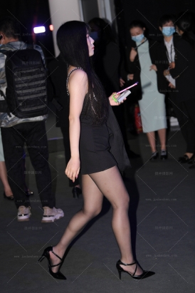 231032-6=34√遇见黑丝的小姐姐【套图➕视频】