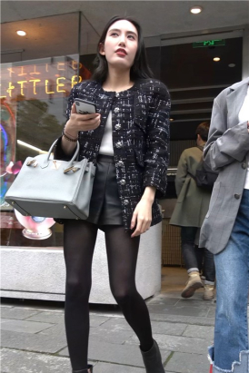 4K - 黑丝，短裙，美腿，优雅气质街拍美女 [1.43 GB/MP4]