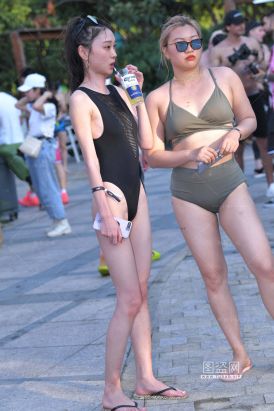 性感的连体比基尼