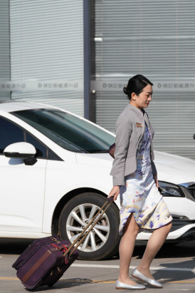 25最新空姐街拍-阳光下的海航乘务长灰丝闪闪性感