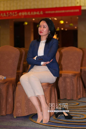 会议现场脱鞋肉丝少妇