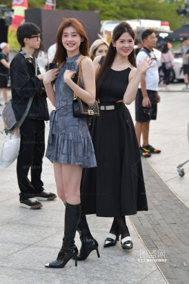 23427-32=65√热裤长靴大长腿美女穿搭