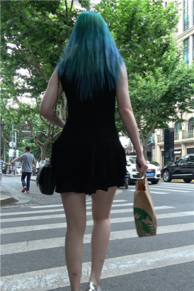 4K 银白高跟、短裙性感染发的街拍美女 [663 MB]