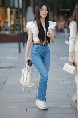 【玻璃街拍】牛仔裤清纯学妹