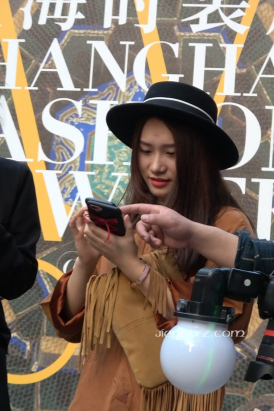 4K - 性感美腿街拍时尚美女 [2.10 GB/MP4]