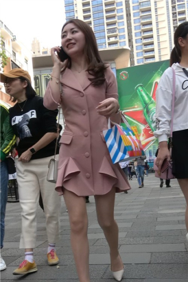 笑容美丽的粉衣街拍高跟女神