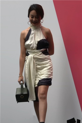 4K - 好身材街拍高跟街拍长腿连衣裙美女 [1.19 GB/MP4]