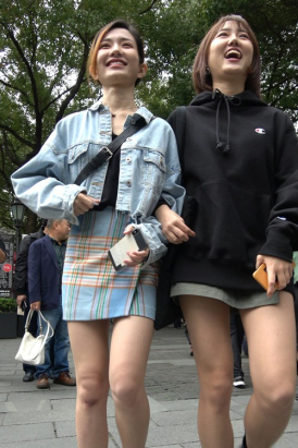 4K - 气质街拍美女姐妹边走边拍 [1.88 GB/MP4]