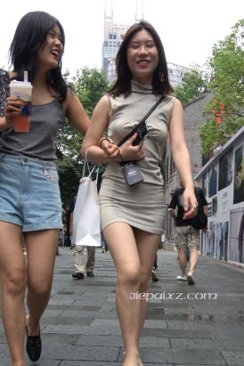 4K - 街拍包臀短裙高跟美女 [2.33 GB/MP4]