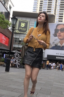 4K - 皮短裙靓女小姐姐 [1.21 GB/MP4]