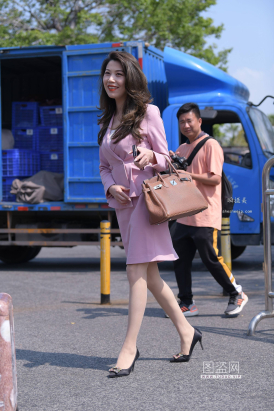 21413-10+54韵味的丝袜主持人