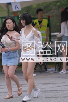 编码0313白色热裤翘臀