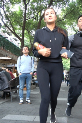 4K 街拍瑜伽裤运动鞋马尾辫美女 [1.06 GB]