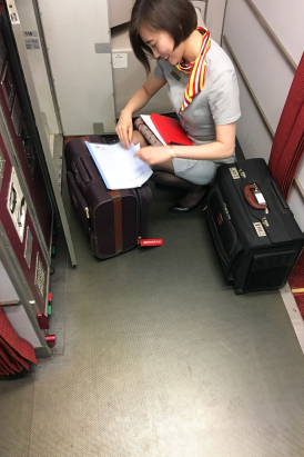 海航经典国际灰机上拍摄第一季-骚乘务长的细高跟拍你还笑