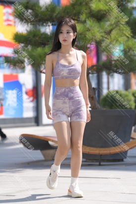 【雪儿】紫粉扎染紧身短裤美眉