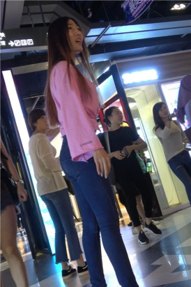 4K -粉色T恤衫紧身蓝色牛仔裤街拍极品身材高跟鞋美女[918 MB]