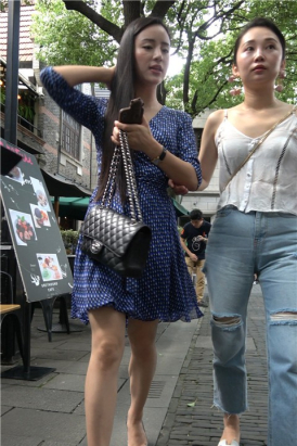 4K 气质性感街拍美女姐妹