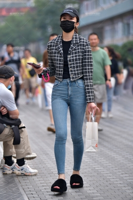 ★苗条紧身牛仔裤美女