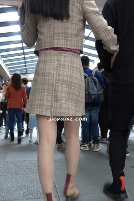 4K - 气质的短裙丝袜美女 [1.46 GB/MP4]