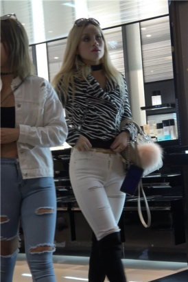 4K长靴紧身白裤街拍大洋马 [1.84 GB]