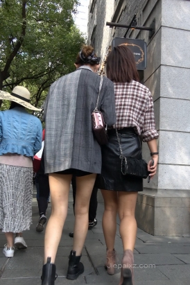 4K - 街拍美女闺蜜相约下午茶 [1.37 GB/MP4]