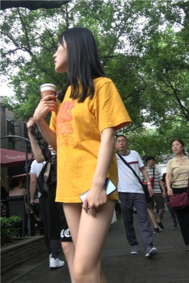 黄T恤超短牛仔月牙臀街拍MM [1.15 GB]