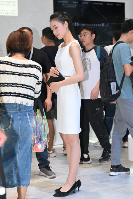 241116-11=45√眉清目秀，丝袜小姐姐