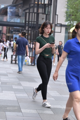 这个黑裤美眉的润臀真不赖~