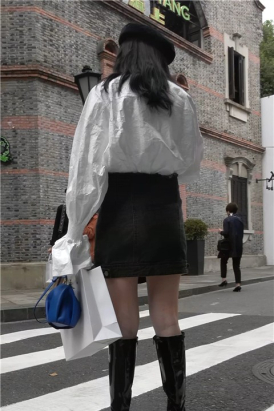 4K - 打扮时尚美女姐妹街头摆拍 [884 MB/MP4]