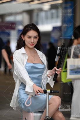 蓝色裙油亮丝美女