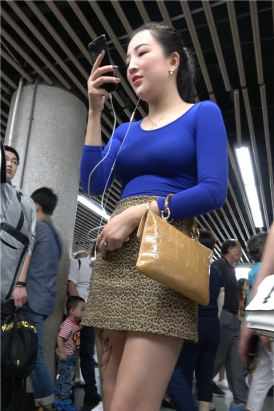 4K 蓝色紧身T恤豹纹短裙街拍美女