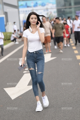 纤细美腿，紧牛美女