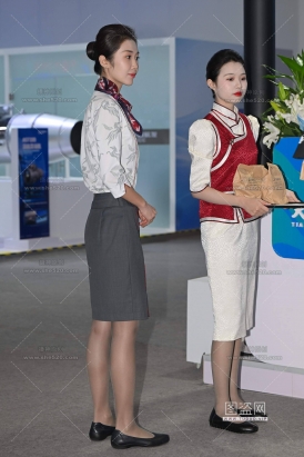 26918-29-110√天骄空姐-她俩今天互换了服装呢