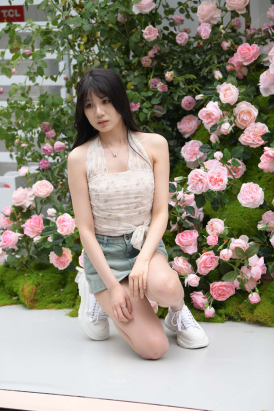 拍照打卡的热裤小姐姐