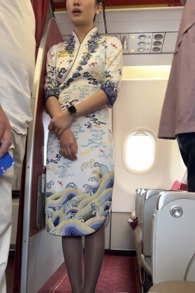 海航空姐少妇风韵制服灰丝迎客站姿与翘腿坐姿
