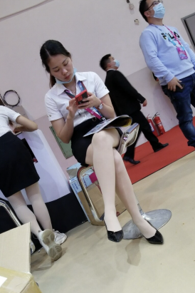 看手机的工作人员美女小姐姐 [457 MB]