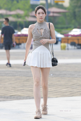 气质裸腿小姐姐