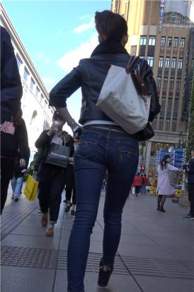 4K - 堪称完美身材街拍牛仔美臀女神 [795 MB]