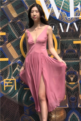 4k-偶遇极品性感的粉红连衣裙V领低胸美女摆拍 [2.06 GB]
