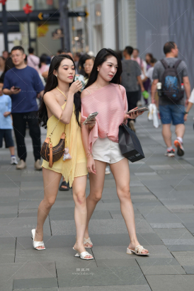 街拍凉拖美腿闺蜜