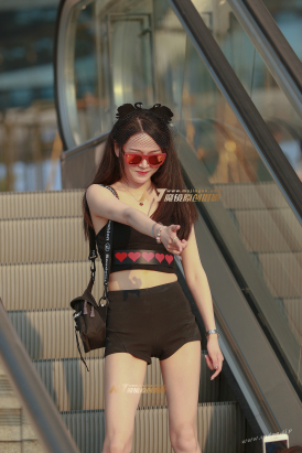 【视觉冲击赛贴】黄昏下的纤细美腿MM