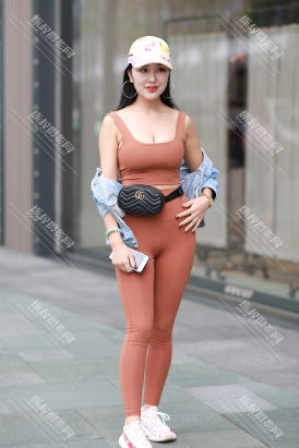 【刘香】你把我灌醉--棕红色瑜伽裤美少妇