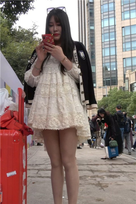 4K - 丝袜高跟美腿公主裙美女摆拍 [1.69 GB/MP4]