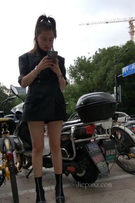 4K - 街拍西装外套美腿姑娘 [1.63 GB/MP4]